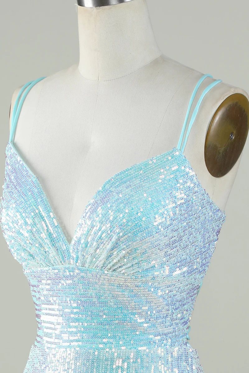 Robe de soirée bleu clair à bretelles spaghetti et sequins, fourreau court et dos croisé