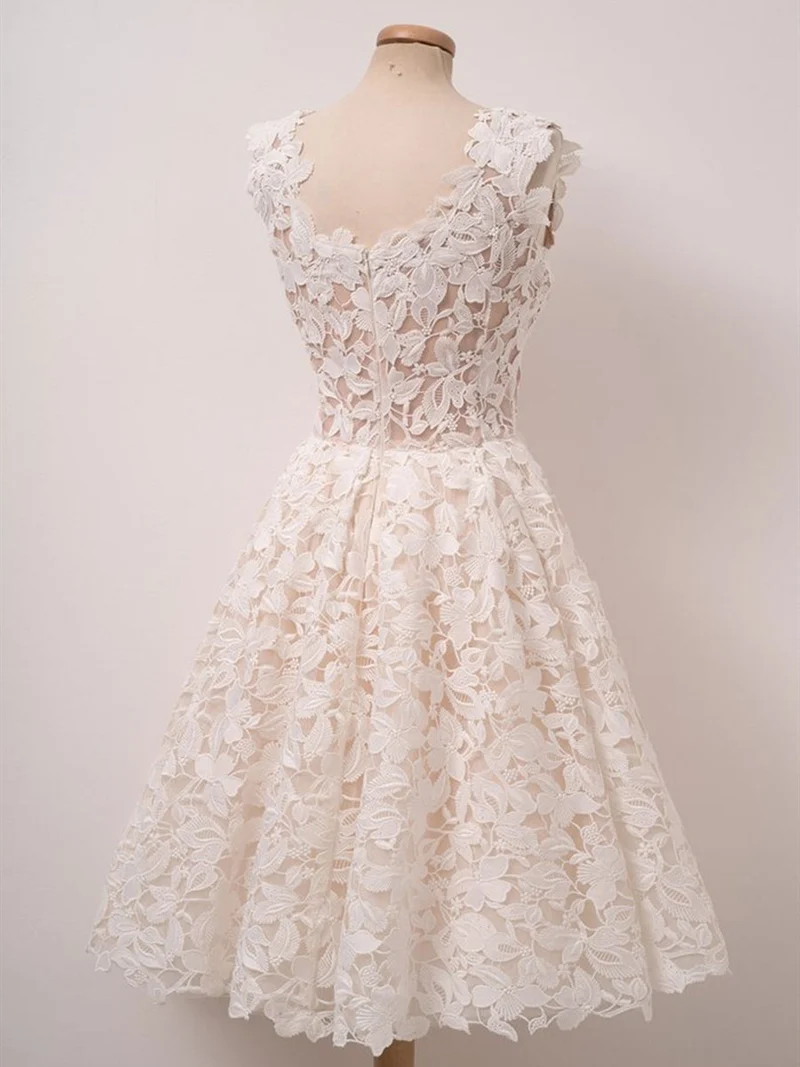 Jolie robe de soirée courte en dentelle ivoire pour bal de fin d'année