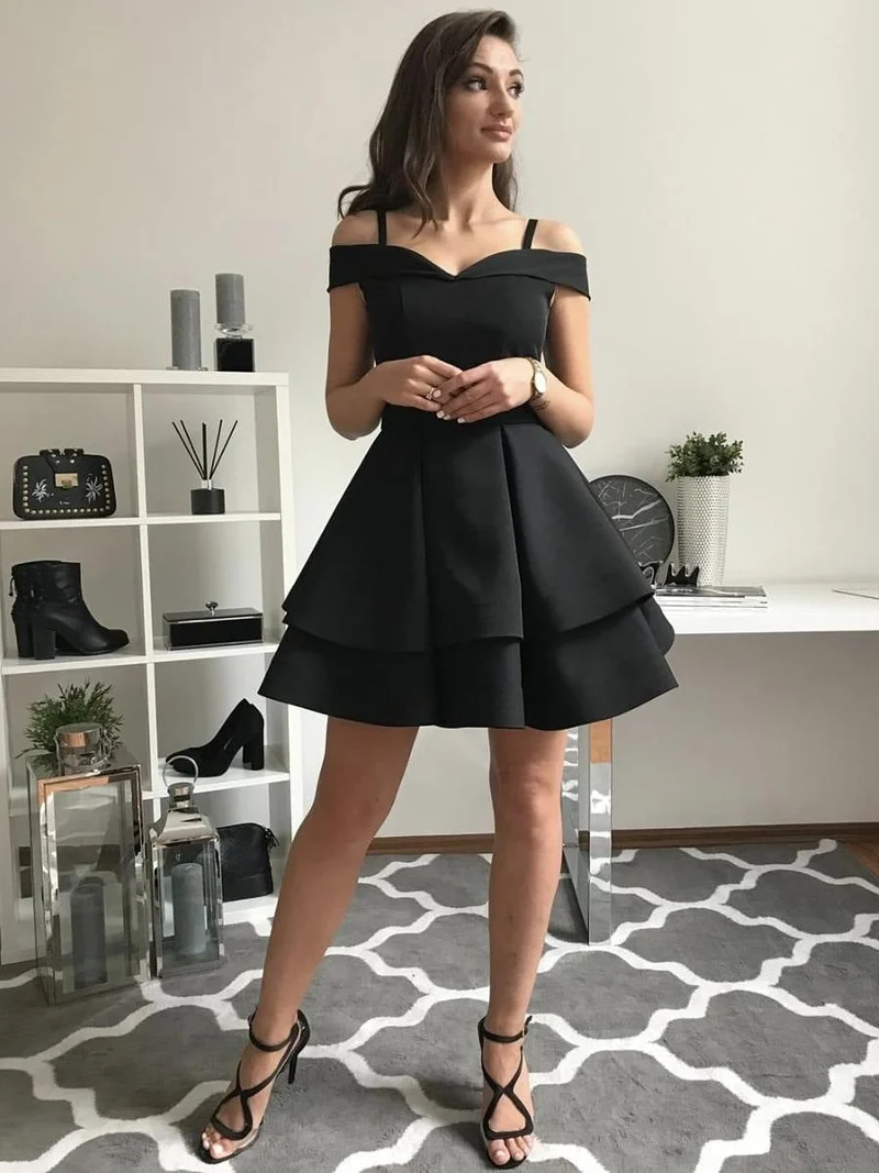 Robe de bal courte noire à épaules dénudées et superpositions pour soirée de remise de diplôme