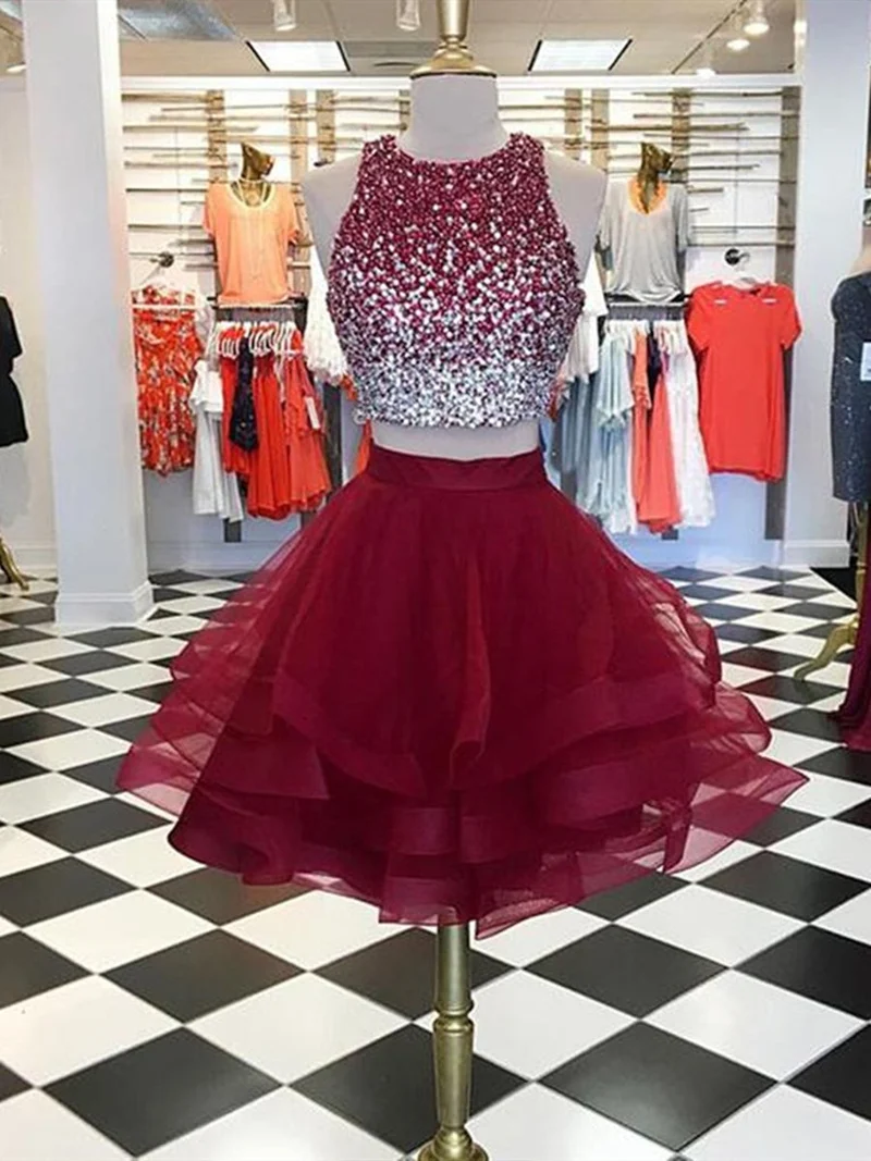 Jolie robe de bal courte en tulle bordeaux, deux pièces, ornée de perles