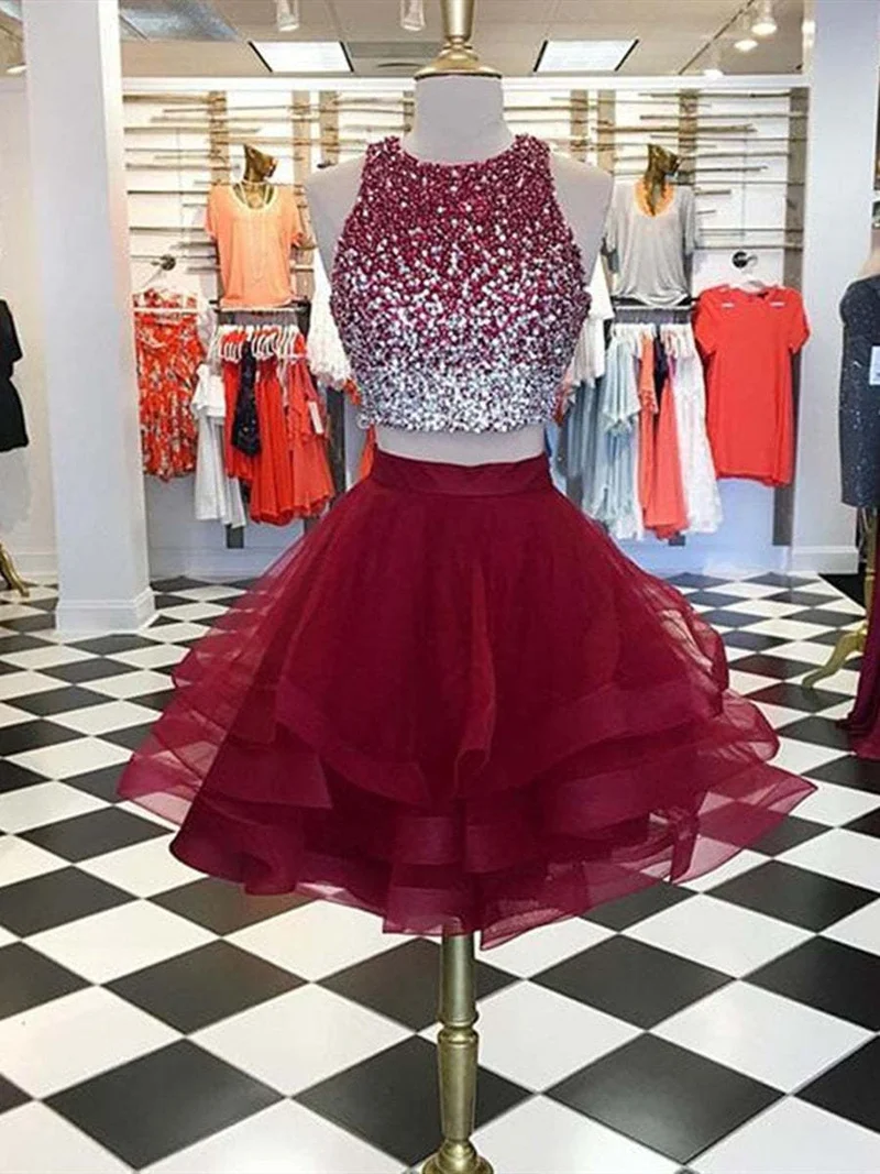 Jolie robe de bal courte en tulle bordeaux, deux pièces, ornée de perles