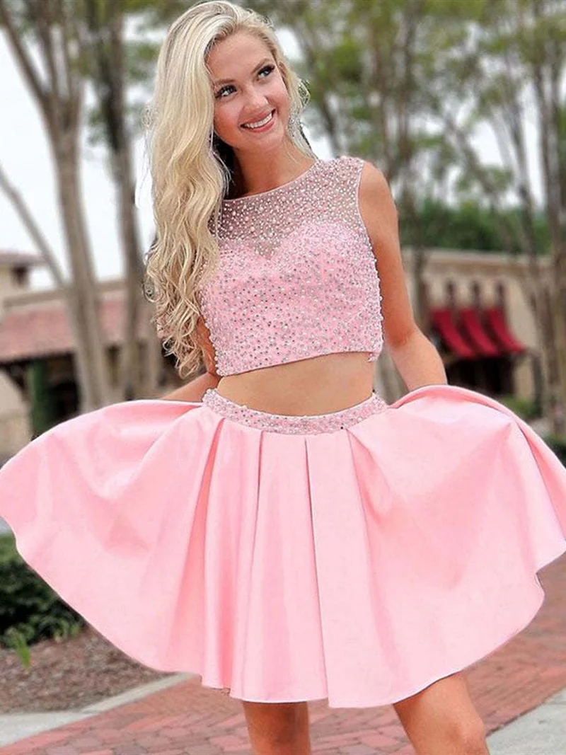 Robe de bal courte rose à col rond et deux pièces ornée de perles
