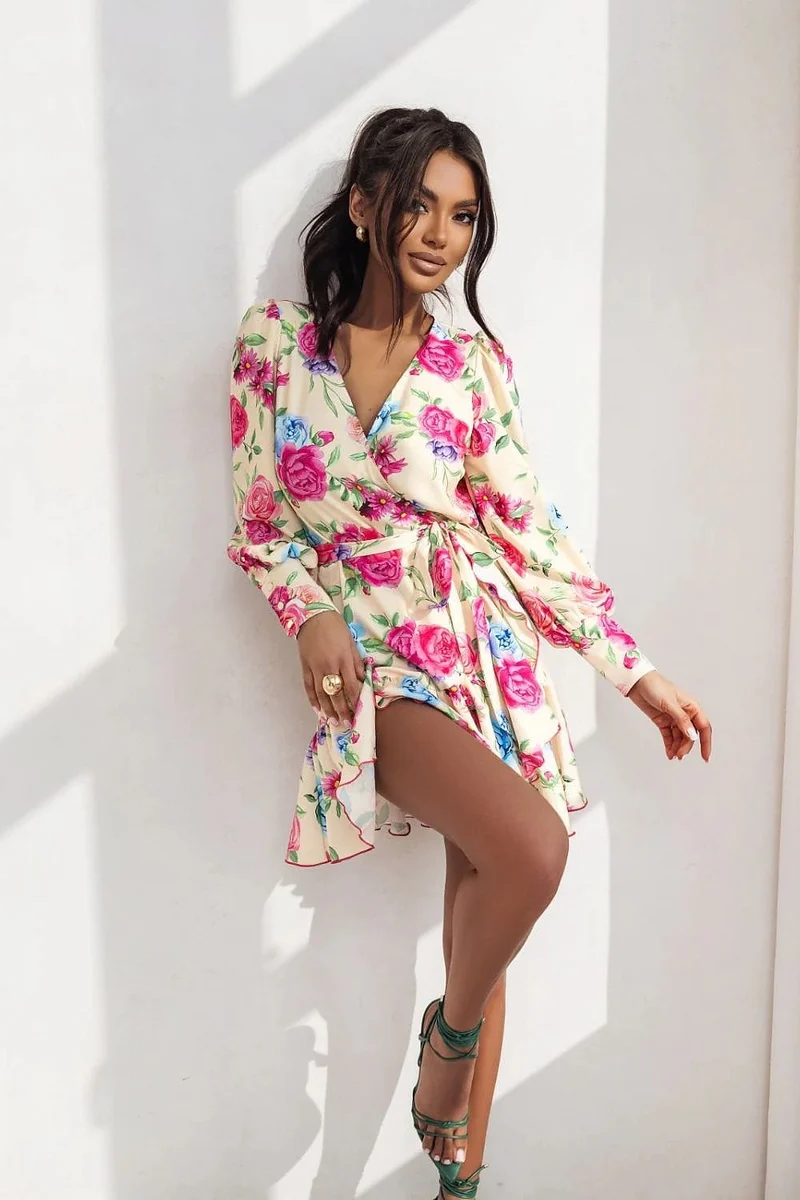 Robe de cocktail courte avec manches longues bouffantes