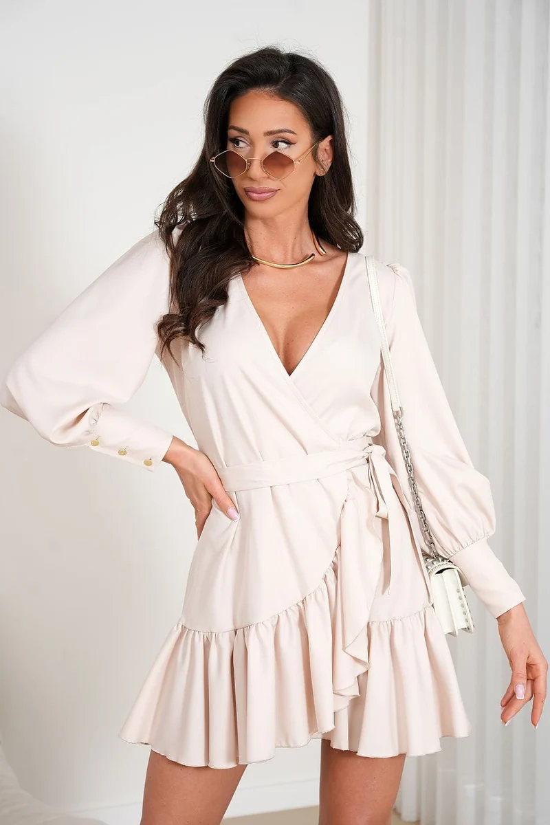 Robe de cocktail courte avec manches longues bouffantes