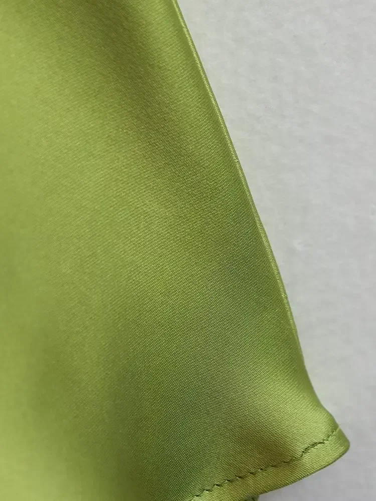 Longue robe sans manches en satin vert citron