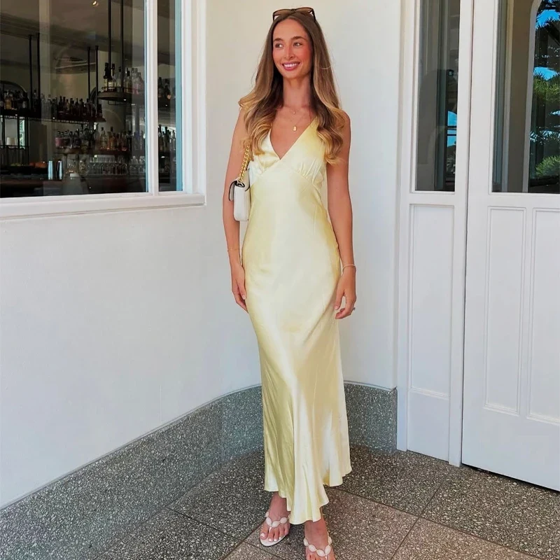 Longue robe à bretelles en satin jaune citron dos nu