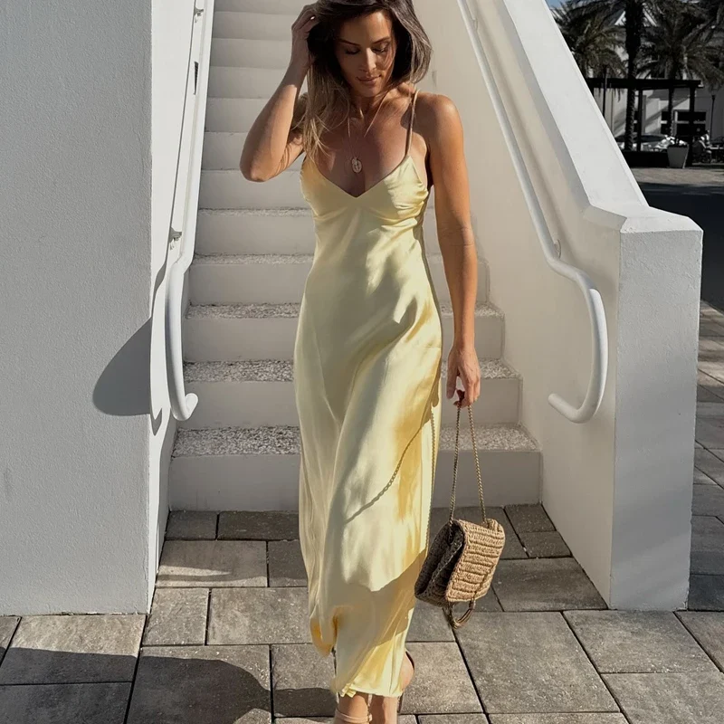Longue robe à bretelles en satin jaune citron dos nu