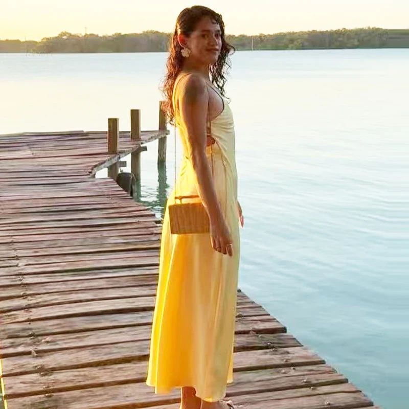 Longue robe à bretelles en satin jaune citron dos nu