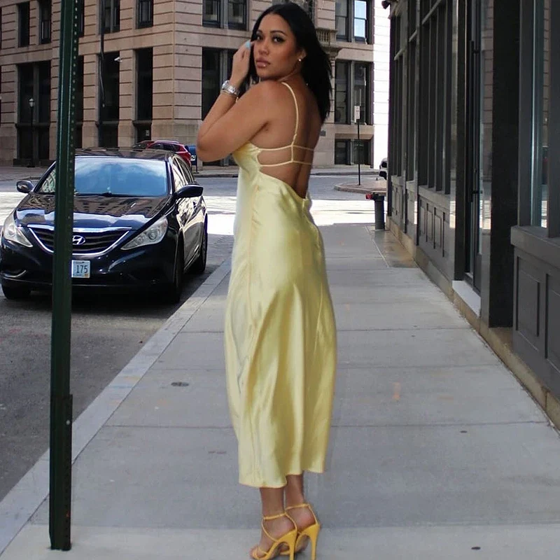 Longue robe à bretelles en satin jaune citron dos nu