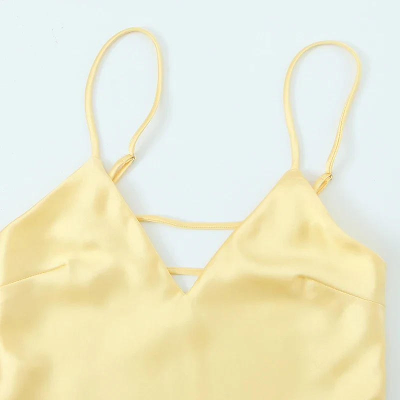 Longue robe à bretelles en satin jaune citron dos nu