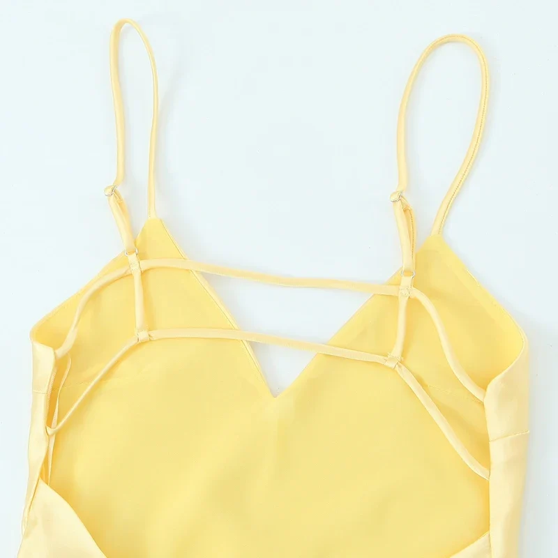 Longue robe à bretelles en satin jaune citron dos nu
