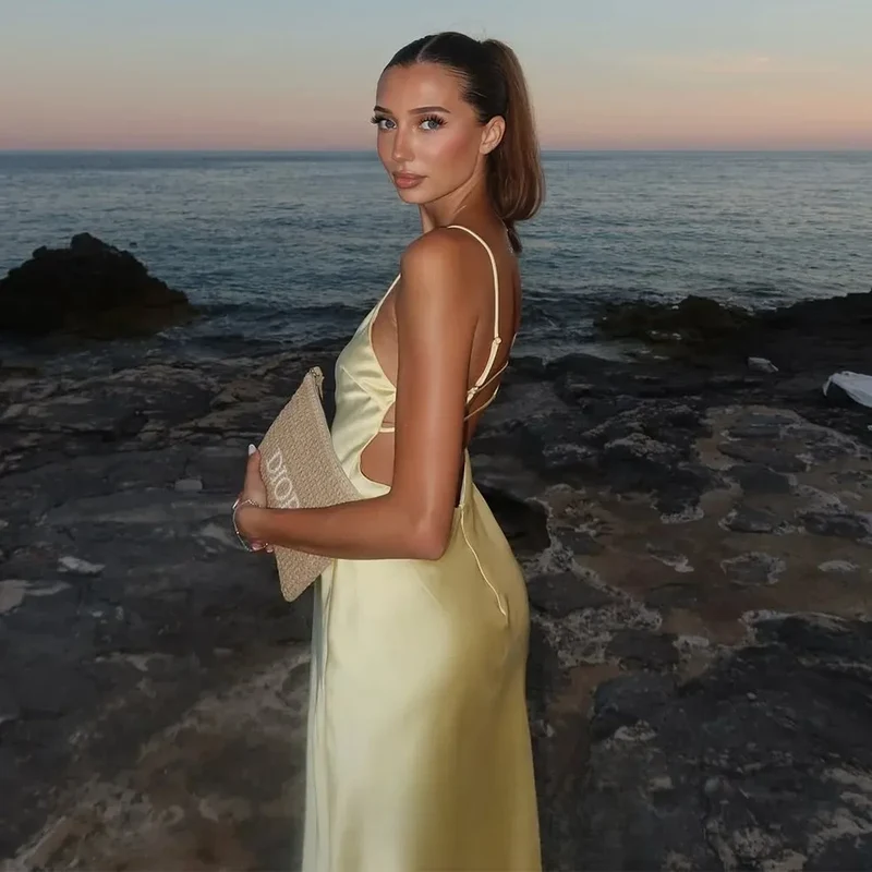Longue robe à bretelles en satin jaune citron dos nu