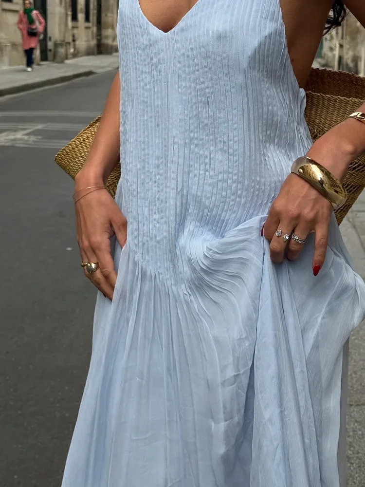 Longue robe plissée bleu ciel