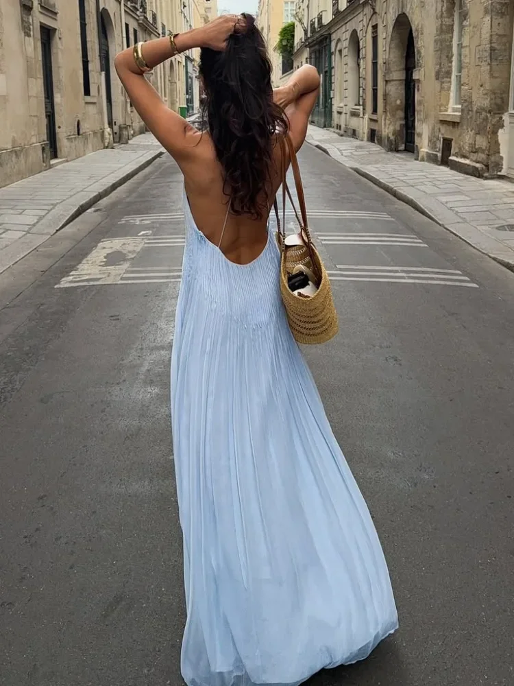 Longue robe plissée bleu ciel