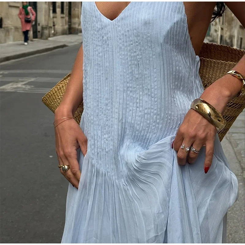 Longue robe plissée bleu ciel