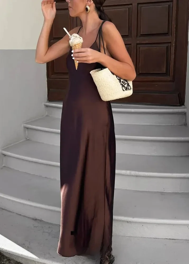 Longue robe à bretelles en satin marron dos nu