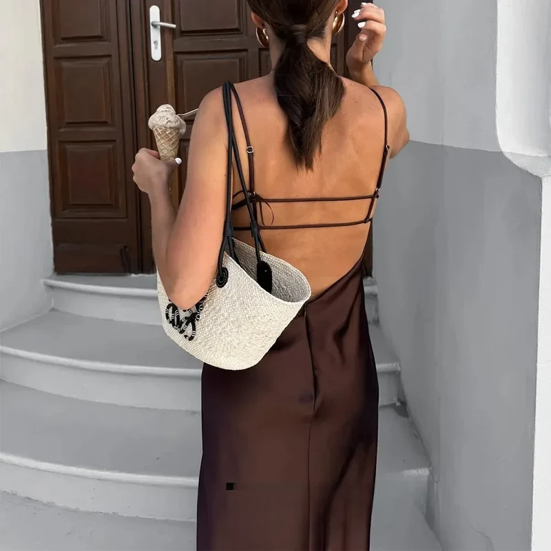 Longue robe à bretelles en satin marron dos nu