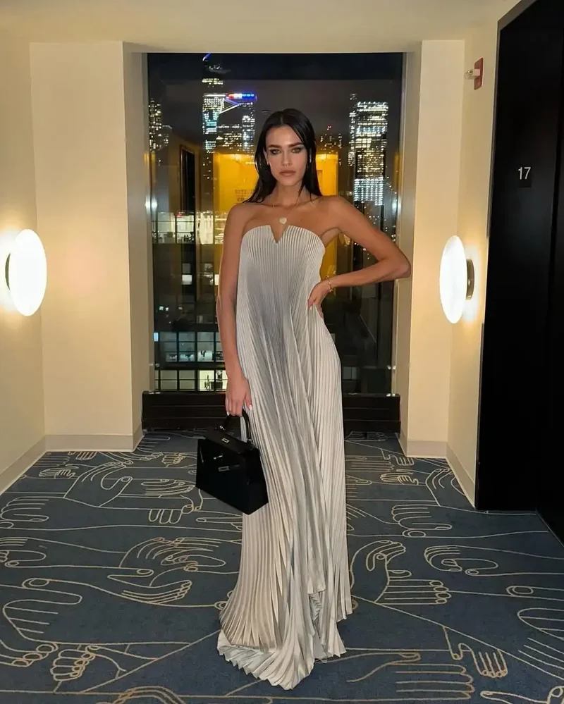 Robe de cocktail bustier dorée plissée