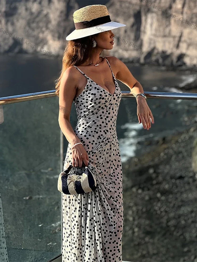 Robe longue blanche à pois noirs