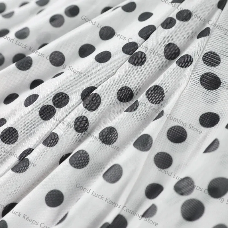 Robe longue blanche à pois noirs