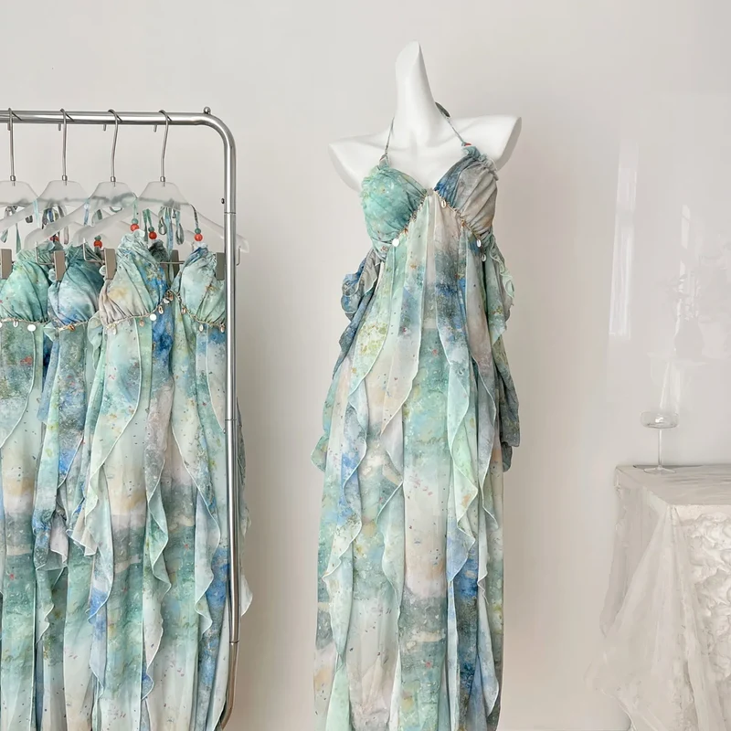 Robe longue chic une invitée de mariage élégante en été