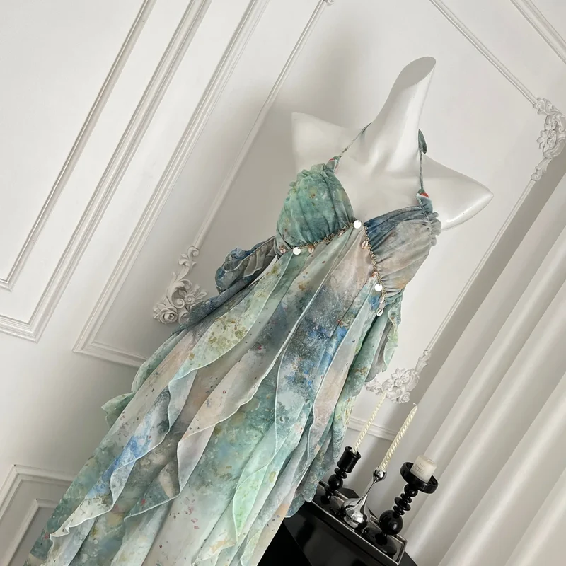 Robe longue chic une invitée de mariage élégante en été