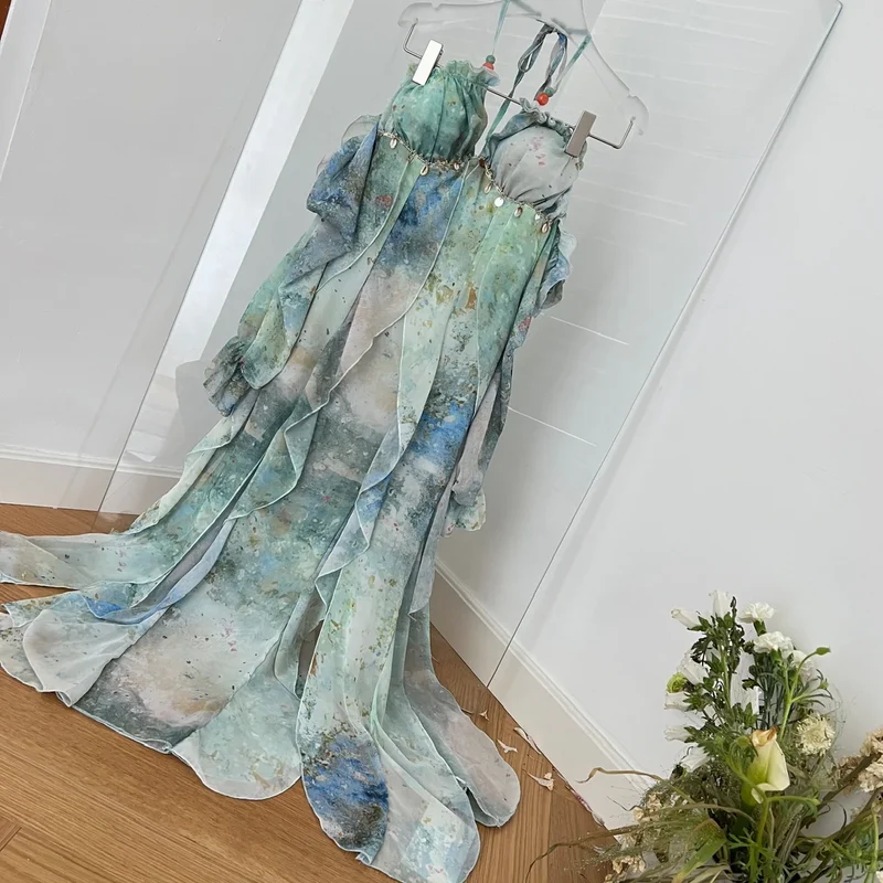 Robe longue chic une invitée de mariage élégante en été