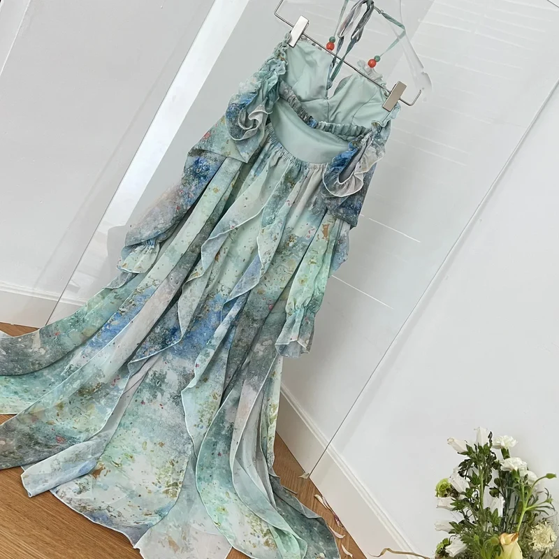 Robe longue chic une invitée de mariage élégante en été