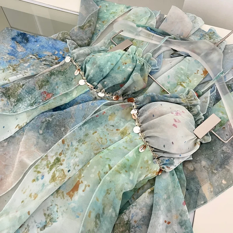 Robe longue chic une invitée de mariage élégante en été