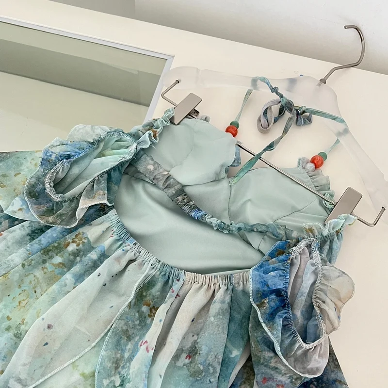 Robe longue chic une invitée de mariage élégante en été