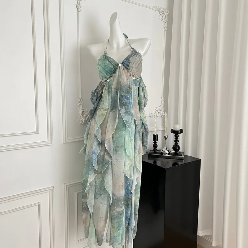Robe longue chic une invitée de mariage élégante en été