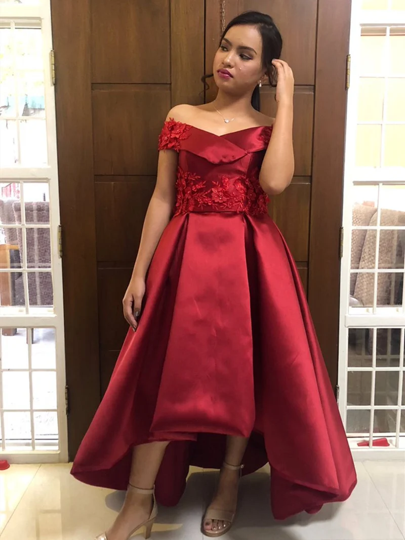 Robe de bal bordeaux à épaules dénudées avec appliques en dentelle et jupe en satin asymétrique
