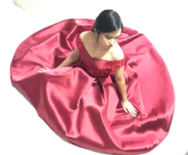 Robe de bal bordeaux à épaules dénudées avec appliques en dentelle et jupe en satin asymétrique