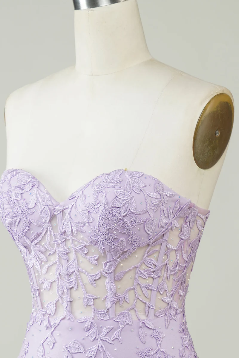 Robe de soirée moulante violette à corset et appliqués