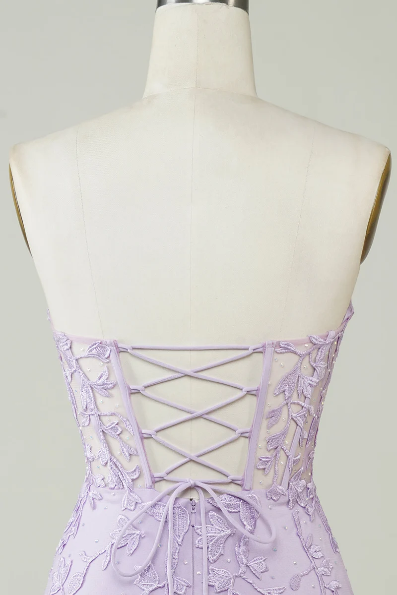 Robe de soirée moulante violette à corset et appliqués