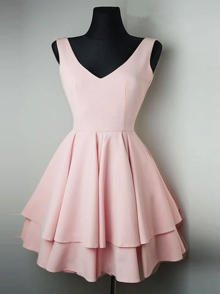 Robe de soirée courte rose à col en V, simple et élégante, idéale pour un bal de fin d'année, une remise de diplôme ou une soirée.