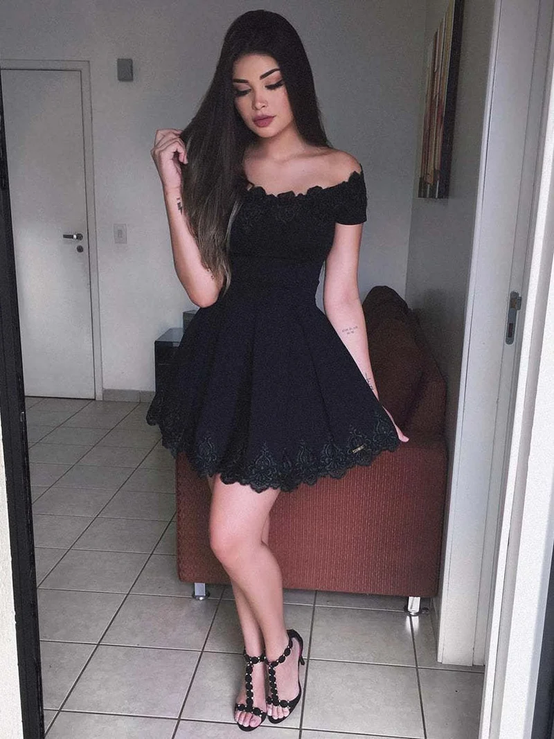 Robe de soirée courte noire en dentelle à épaules dénudées