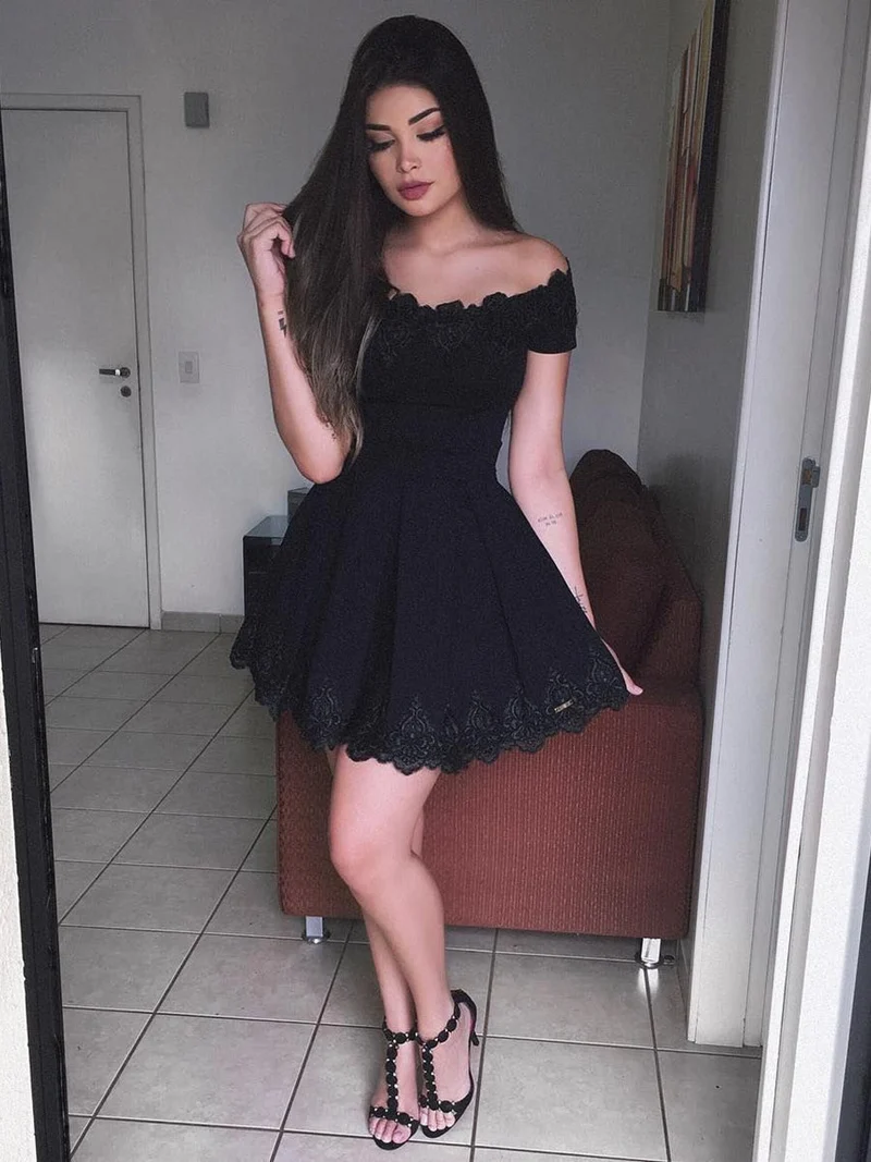 Robe de soirée courte noire en dentelle à épaules dénudées