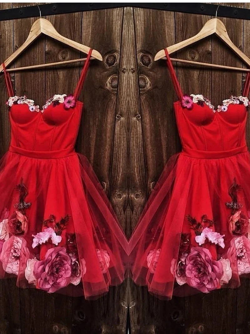 Robe de bal courte rouge à col en cœur et motif floral 3D