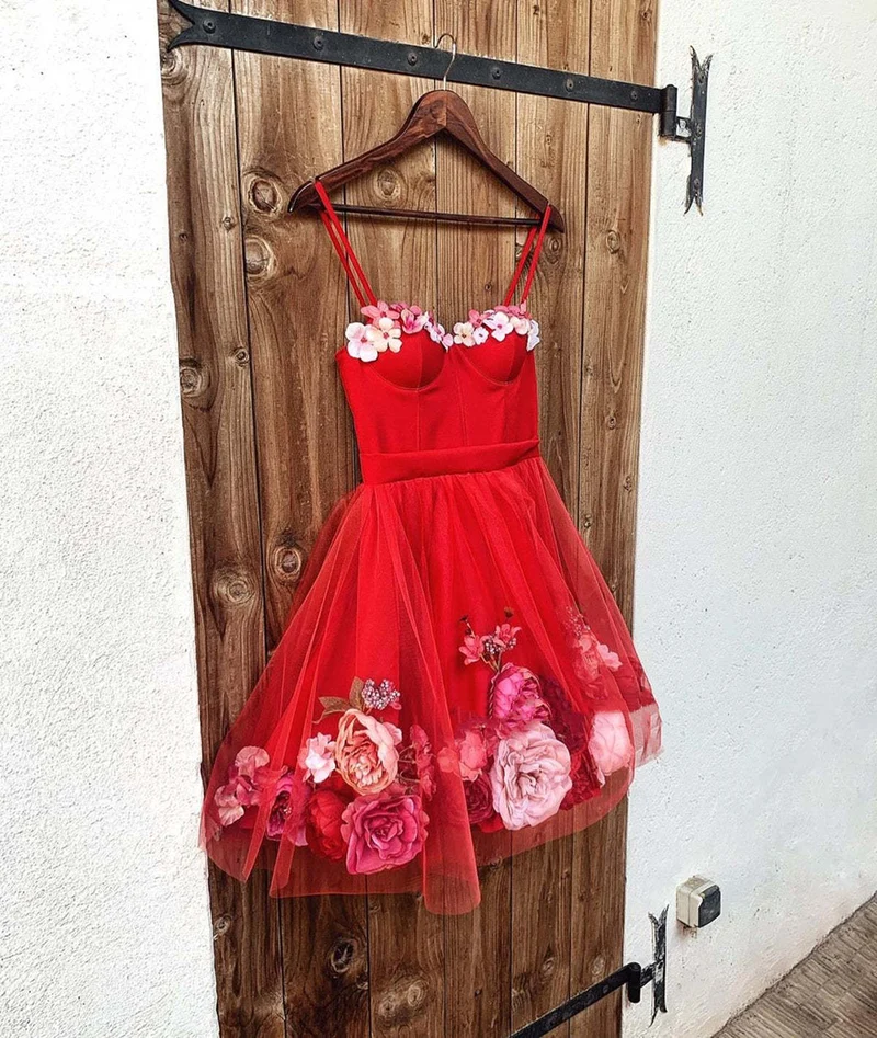 Robe de bal courte rouge à col en cœur et motif floral 3D