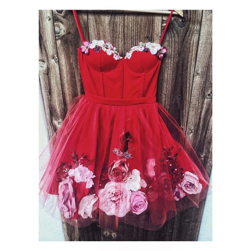 Robe de bal courte rouge à col en cœur et motif floral 3D