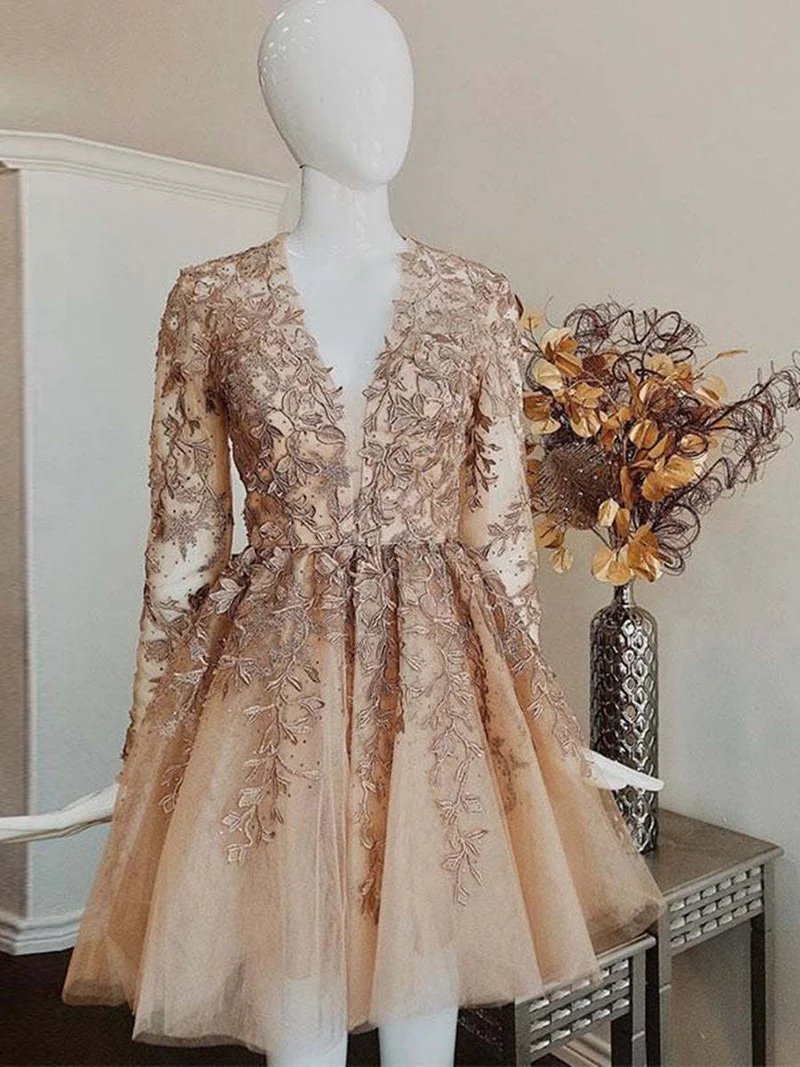 Robe de bal courte à manches longues et col en V en dentelle champagne