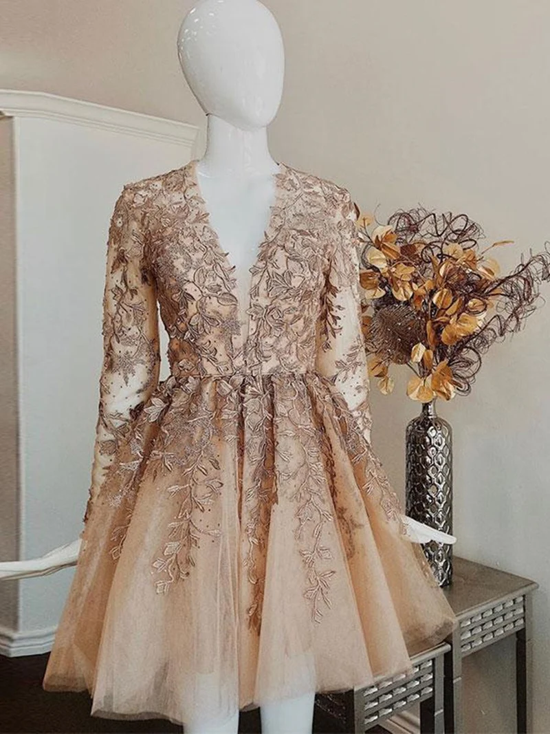 Robe de bal courte à manches longues et col en V en dentelle champagne