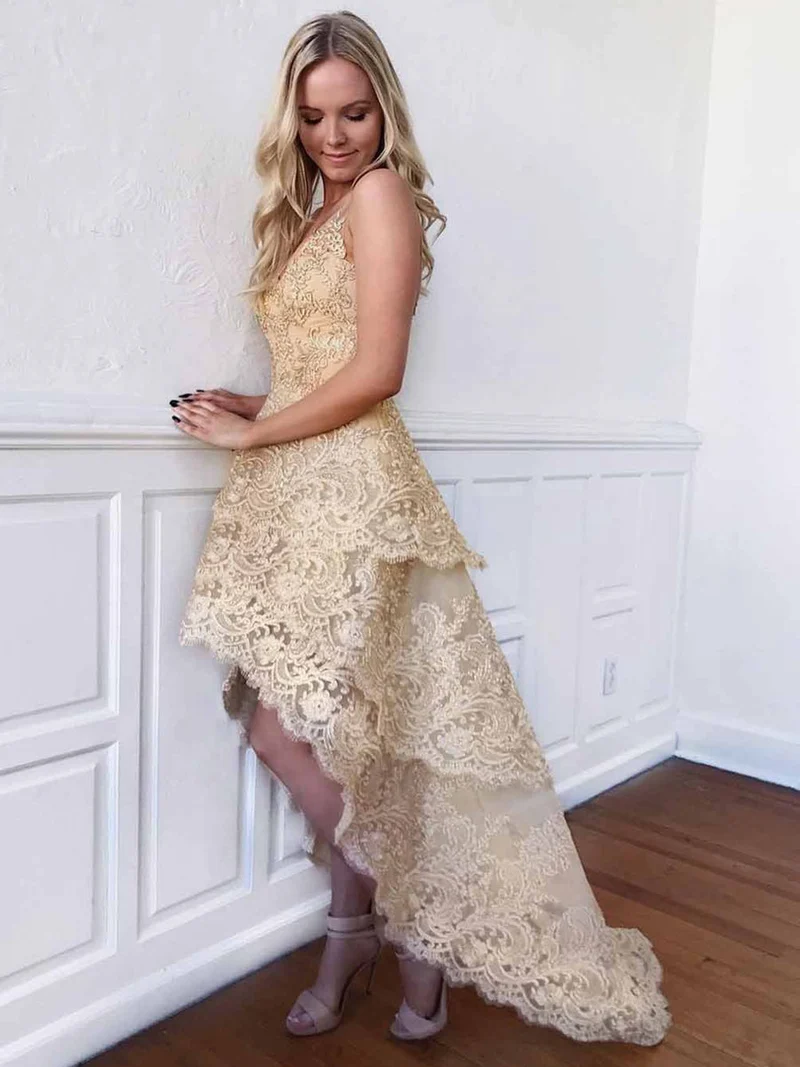 Robe de bal trapèze en dentelle dorée à col en V et manches longues