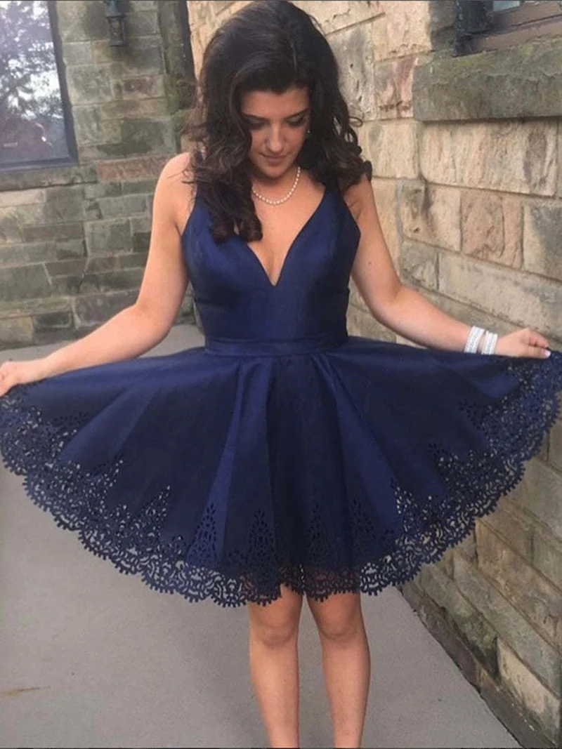 Robe de bal courte bleu marine en dentelle à col en V