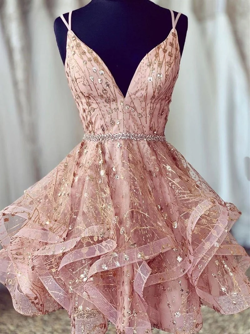Robe de soirée courte en dentelle champagne, coupe trapèze, col en V et dos croisé
