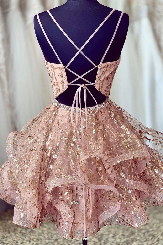 Robe de soirée courte en dentelle champagne, coupe trapèze, col en V et dos croisé