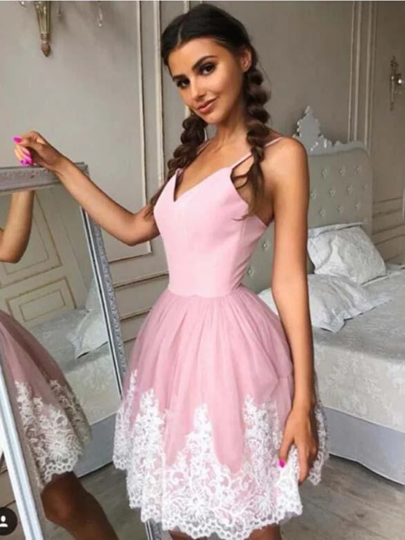 Robe de bal courte en dentelle rose à col en V et coupe trapèze