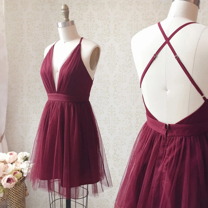 Robe de bal courte bordeaux à col en V et dos nu pour soirée de remise de diplôme