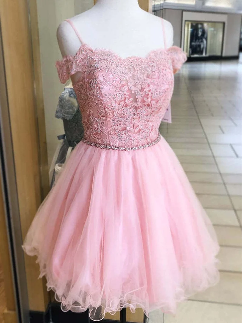 Robe de soirée courte rose en dentelle, coupe trapèze, épaules dénudées